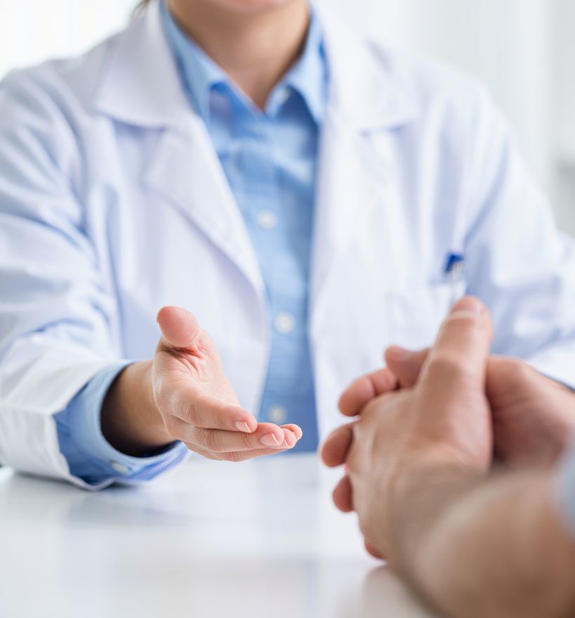 Врач что-то объясняет пациенту